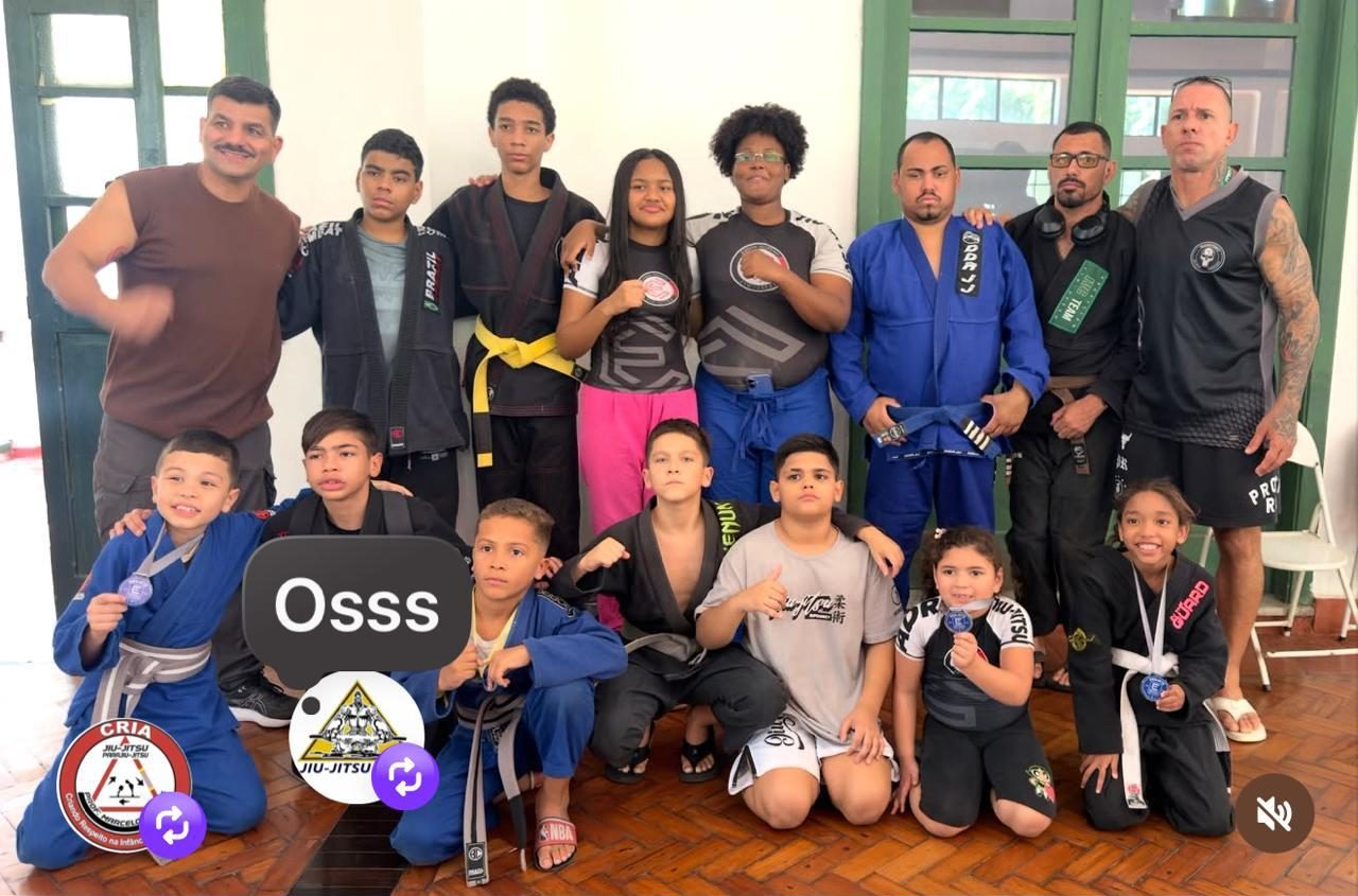 Professores e alunos do polo em foto de grupo: crianças e adolescentes de quimono, várias exibindo medalhas.